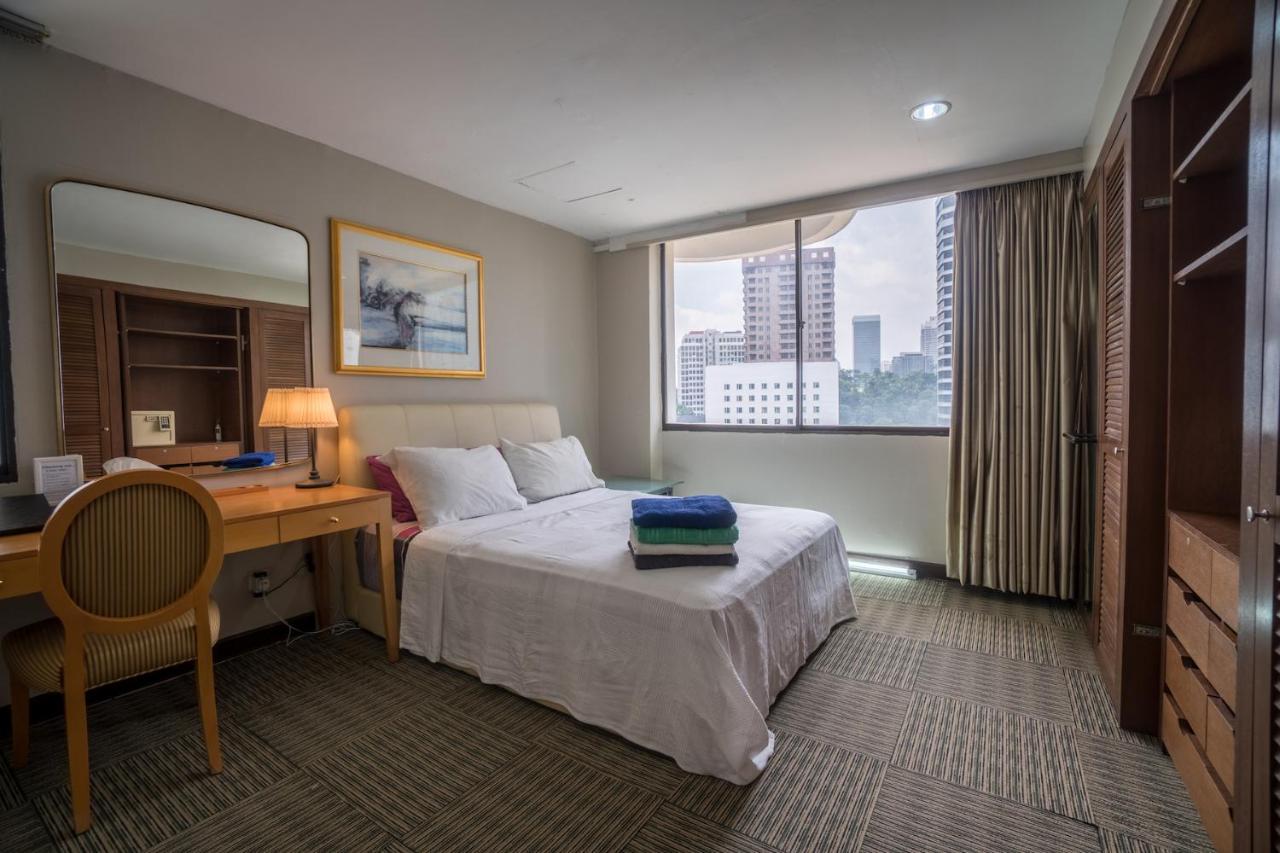 Cosy, Spacious Master Bedroom, City Center Downtown Condominium Apartment *