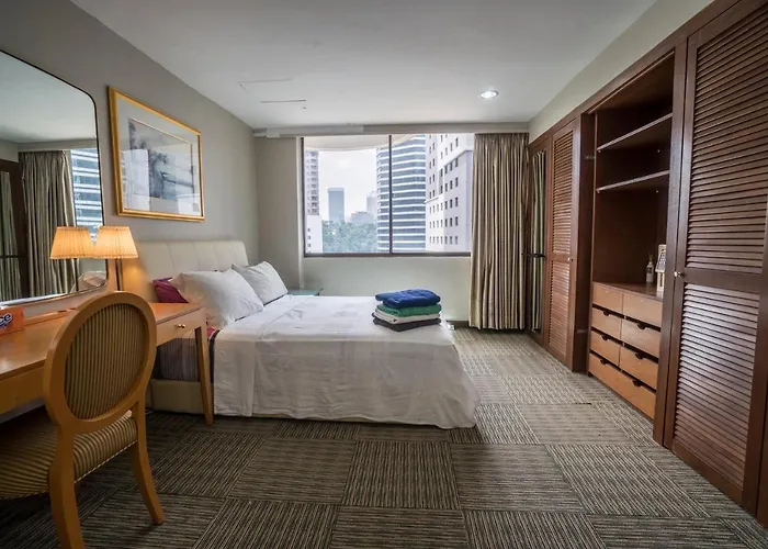 Cosy, Spacious Master Bedroom, City Center Downtown Condominium